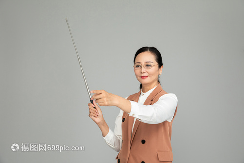 拿教鞭的中年女教师